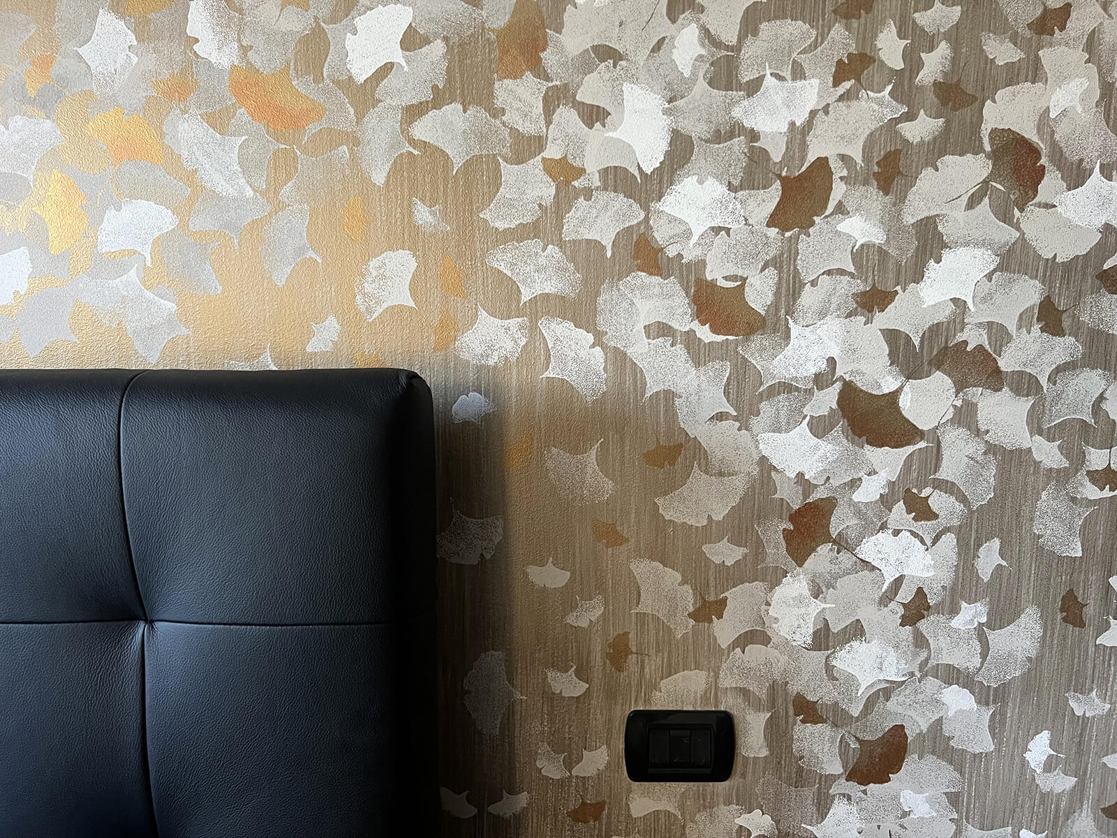 Parete Decorata con Foglie di Ginkgo su Oro
